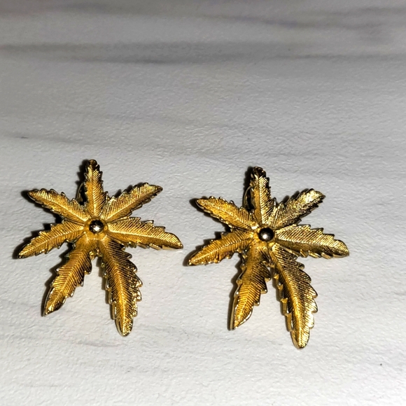 Sarah Coventry Jewelry - Vintage Sarah Coventry Leaf Earrings, Clip On’s, Goldtone‎